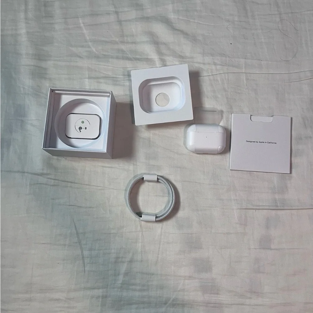 Apple White Wireless Earbuds with Charger